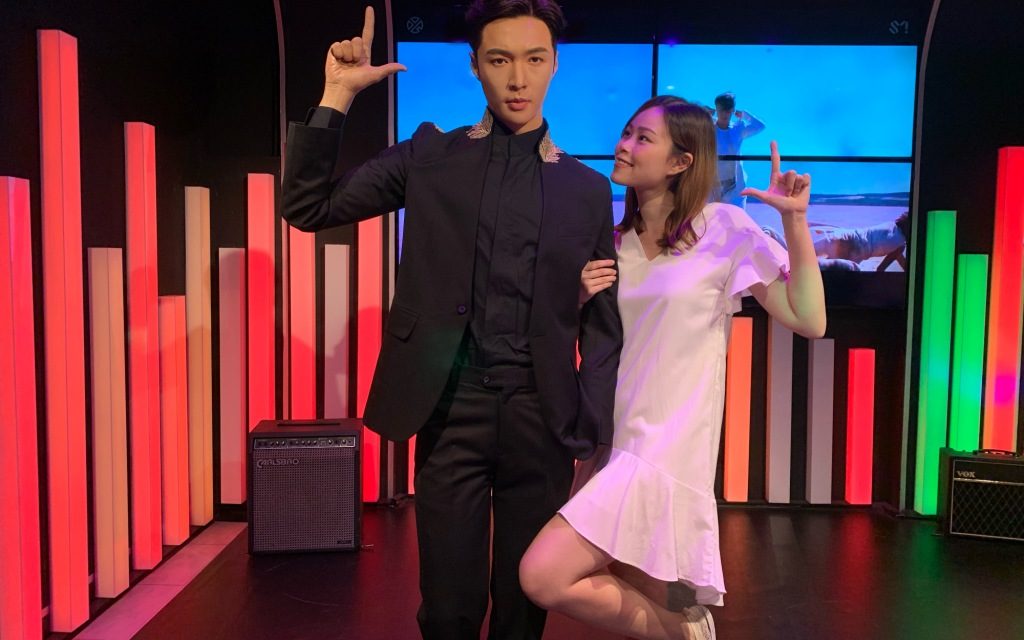 Penyanyi Populer Lay Zhang Menyapa Penggemar di Madame Tussauds Singapura