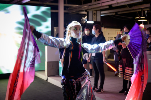 Kunjungi Sham Shui Po untuk Nikmati Persembahan Mode Ilusi di Bawah Latar Belakang Cahaya Neon
