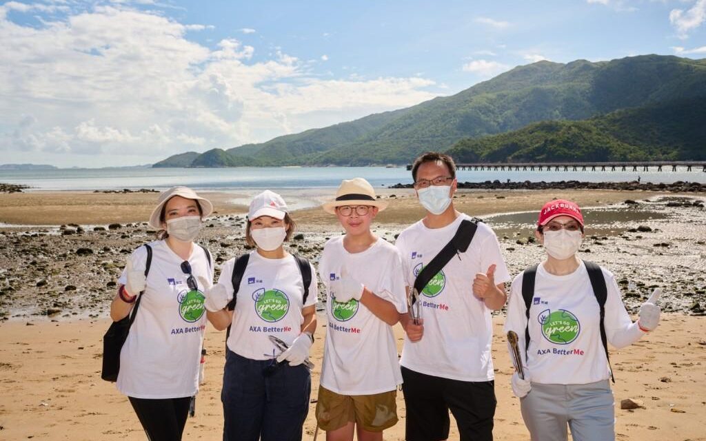 Manajemen dan Karyawan AXA Lakukan Kegiatan Bersih Sampah di Pantai Tung Wan