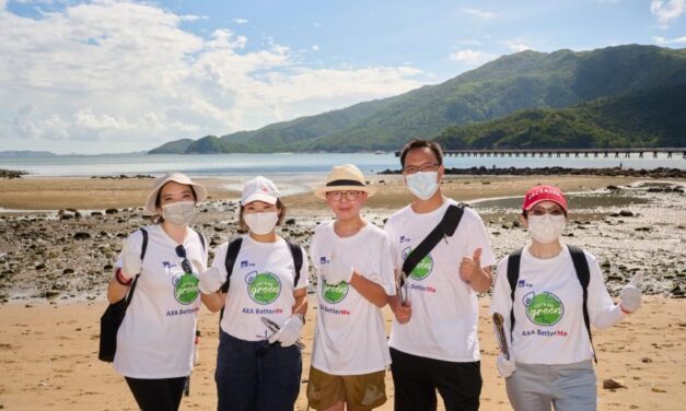 Manajemen dan Karyawan AXA Lakukan Kegiatan Bersih Sampah di Pantai Tung Wan