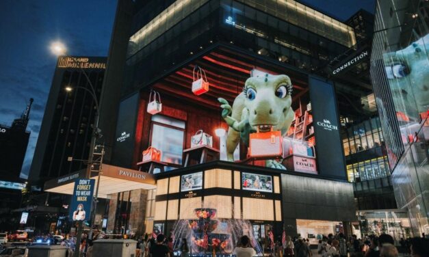 Billboard 3D COACH Tampilkan Maskot Raksasa Dinosaurus Rexy