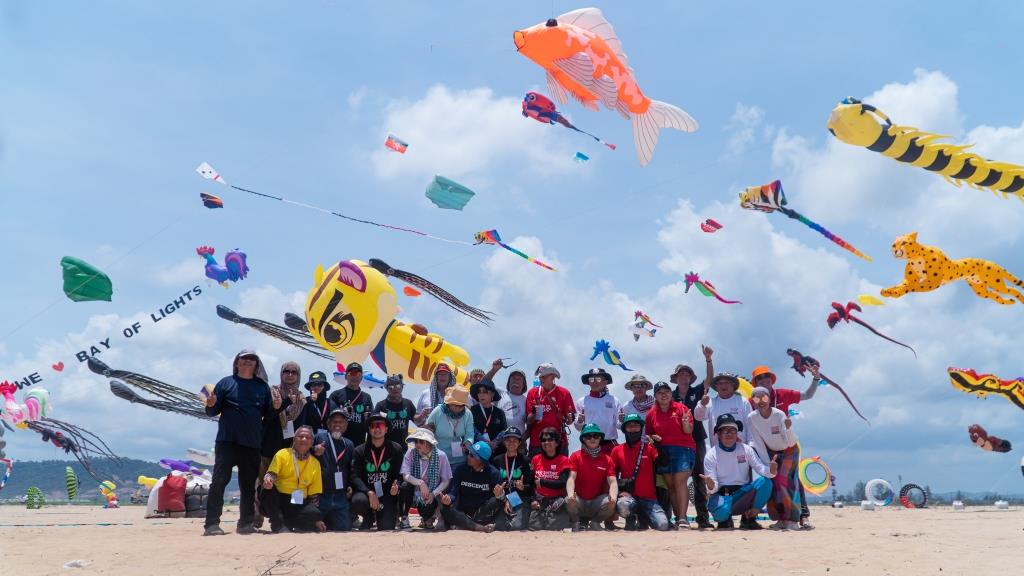 SkyFest 2023: Festival Layang-Layang Internasional Pertama di Kamboja Menarik Lebih dari 10 Ribu Orang di Bay of Lights, Sihanoukville