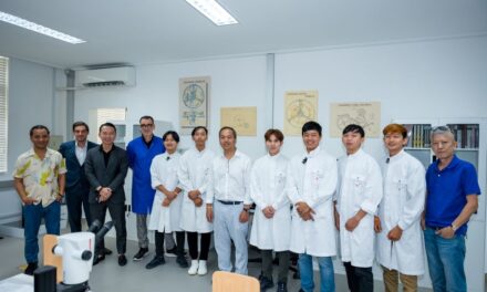 Walikota Asal Kamboja Pertama di AS Tinjau Pembuatan Jam Bergaya Swiss di Prince Horology