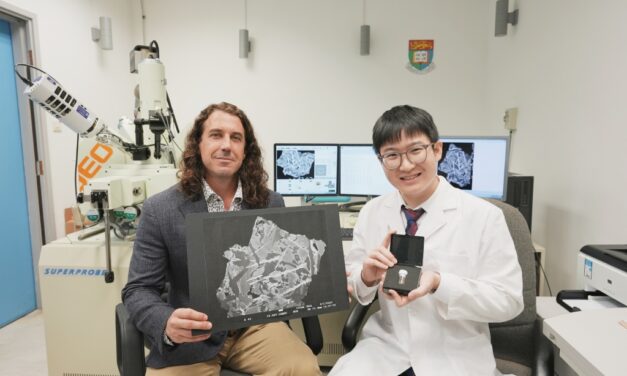 Ahli Geologi HKU Jadi yang Pertama di Hong Kong Memperoleh Sampel Bulan, dan Siap Mengungkap Misteri Vulkanik Bulan