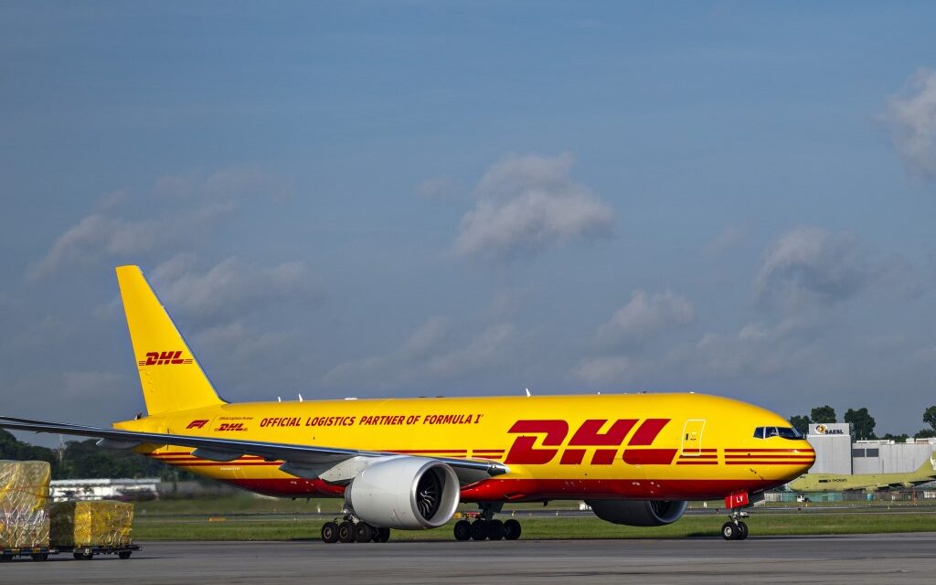 Boeing 777 co-branded DHL x Formula 1® Lakukan Penerbangan Logistik Pertama ke Bandara Changi Singapura