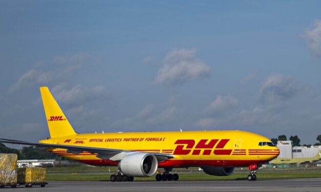 Boeing 777 co-branded DHL x Formula 1® Lakukan Penerbangan Logistik Pertama ke Bandara Changi Singapura