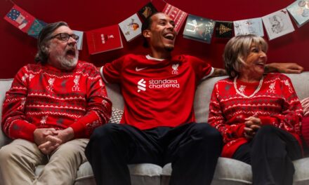 Tokoh TV Ricky Tomlinson dan Sue Johnston Bersatu Kembali untuk Iklan Natal Liverpool FC