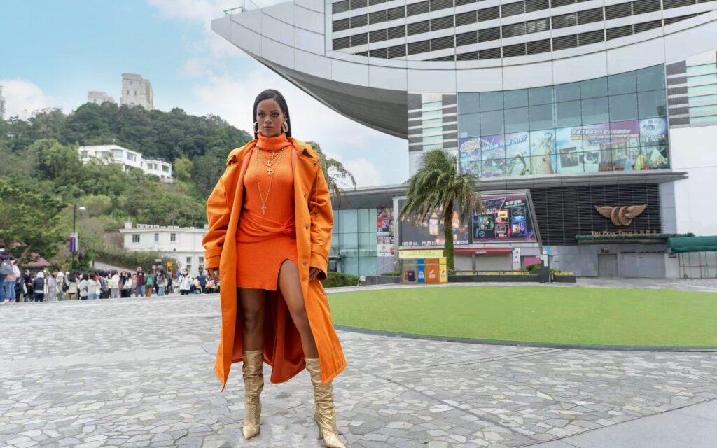 Ikon Mode Rihanna Melakukan Gerakan Dahsyat, Mengungkap Sensasi Mode Global