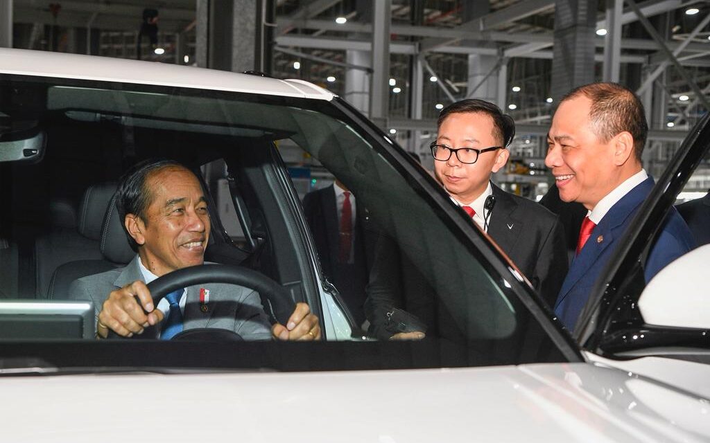 Presiden Indonesia Joko Widodo Kujungi Kompleks Manufaktur Mobil dan Sepeda Motor Listrik VinFast di Vietnam