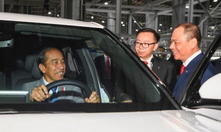 Presiden Indonesia Joko Widodo Kujungi Kompleks Manufaktur Mobil dan Sepeda Motor Listrik VinFast di Vietnam