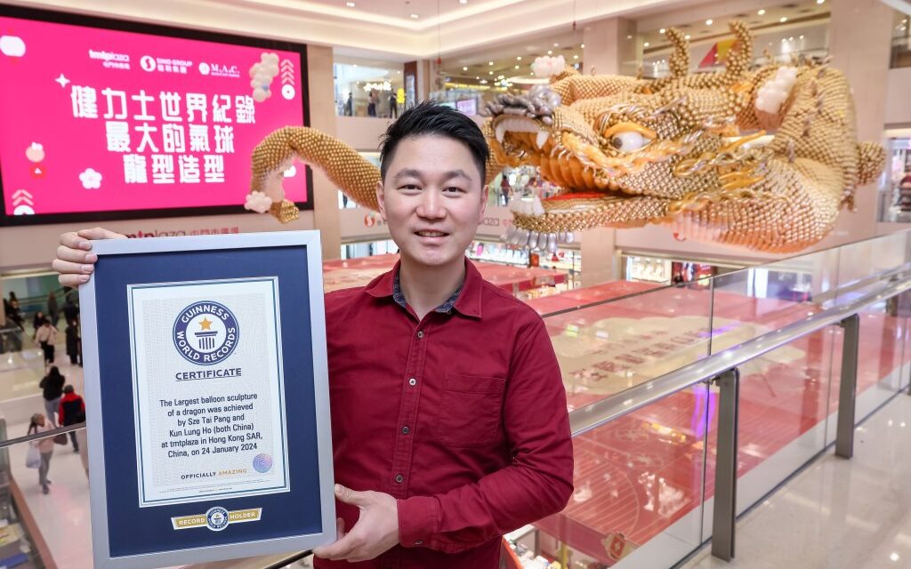 Hong Kong tmtplaza Bekerja Sama dengan Seniman Balon Terkenal, Ciptakan Balon Naga Terbang Sepanjang 33 Meter yang Memecahkan Rekor Dunia Guinness World Record