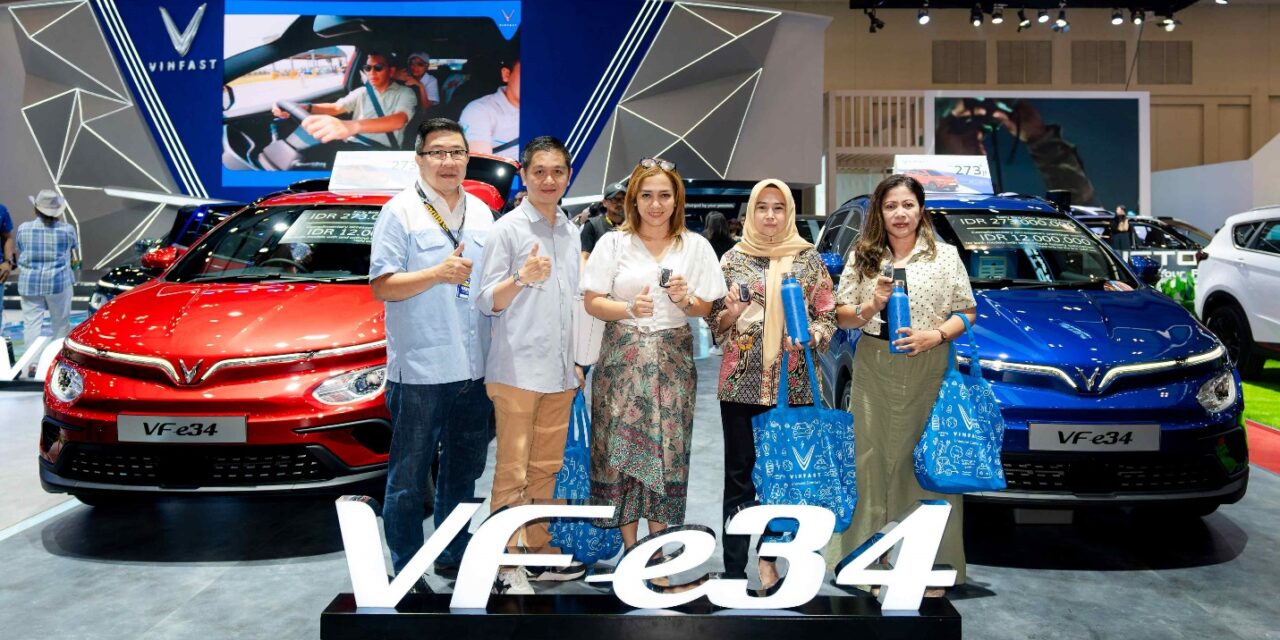 VinFast Kirimkan VF e34 C-SUV Pertama kepada Pelanggan di Indonesia