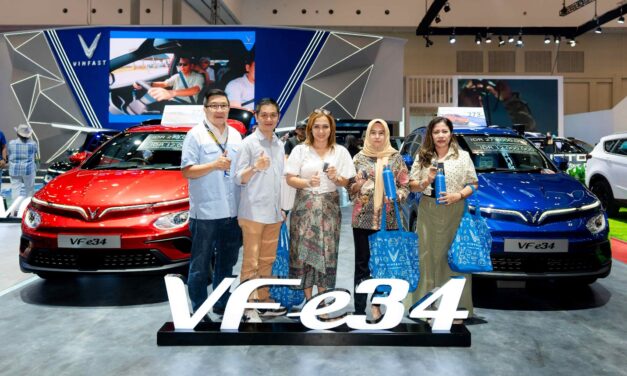 VinFast Kirimkan VF e34 C-SUV Pertama kepada Pelanggan di Indonesia