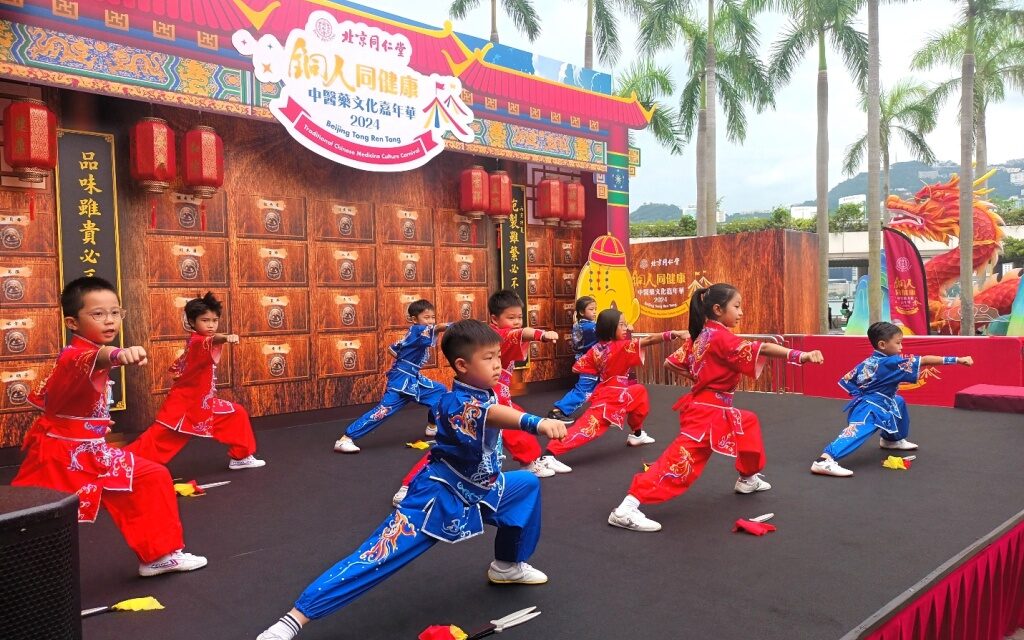 Karnaval Budaya Pengobatan Tradisional Tiongkok Tong Ren Tang, Warga Merasakan Warisan Budaya Takbenda Pengobatan Tiongkok yang Menyeimbangkan Budaya dan Hiburan