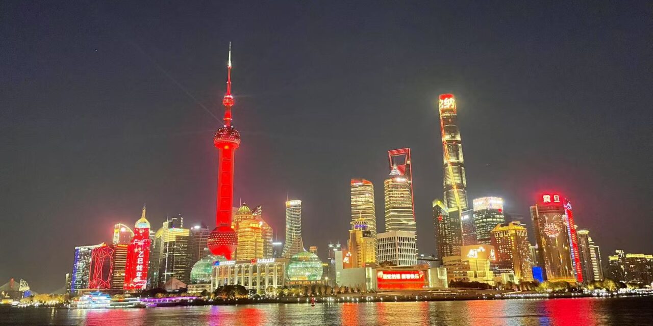 Oriental Pearl dan Shanghai Tower, Bersama dengan Menara di Seluruh Dunia, Menyala Merah untuk Rayakan Festival Musim Semi Tahun Ular