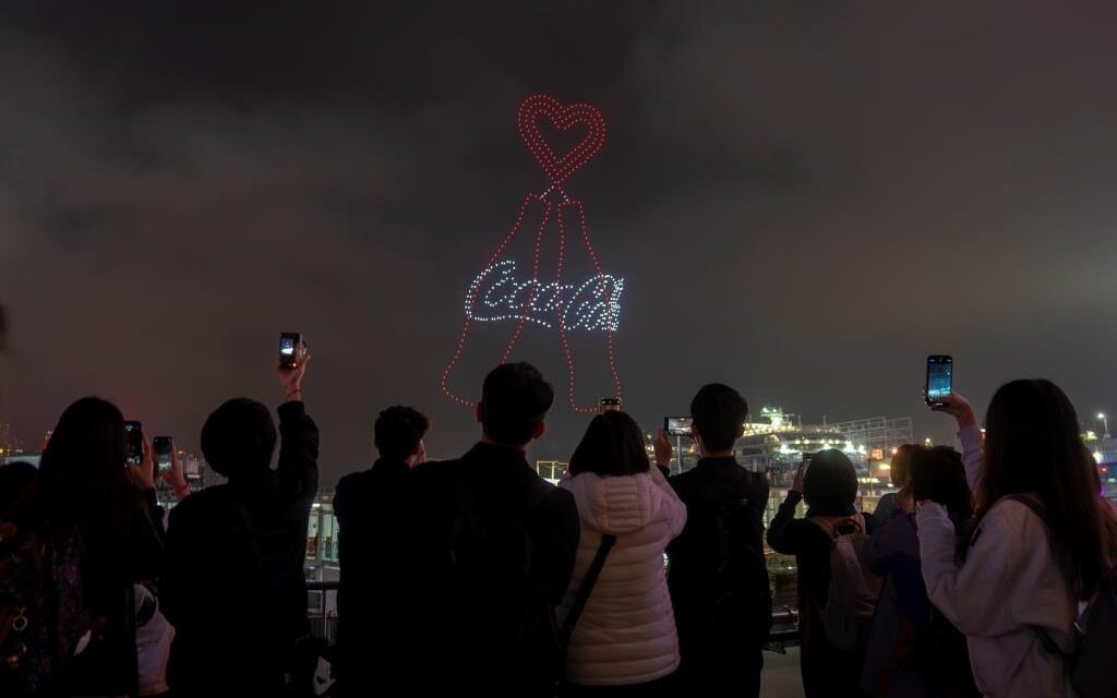 Pertunjukan Drone Coca-Cola® Pertama di Hong Kong, 600 Drone Persembahkan Adegan Kenangan Indah Coca-Cola® di atas Victoria Harbour