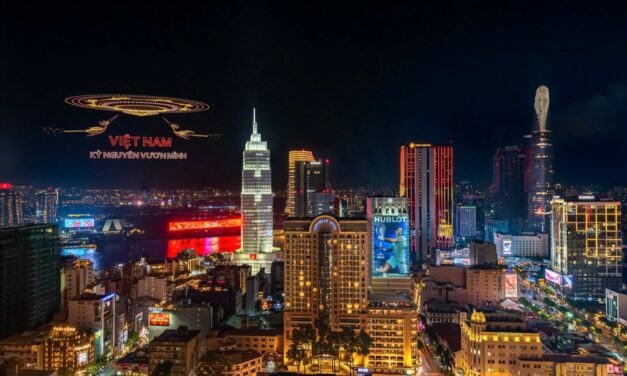 Vietnam Raih Guinness World Records dalam Pertunjukan Cahaya Drone Terbesar yang Menampilkan 10.500 Drone