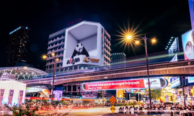 Absen Ubah Simpang McDonald’s di Segitiga Emas Kuala Lumpur Menjadi Landmark Digital Global dengan Layar Raksasa dan Animasi Panda 3D
