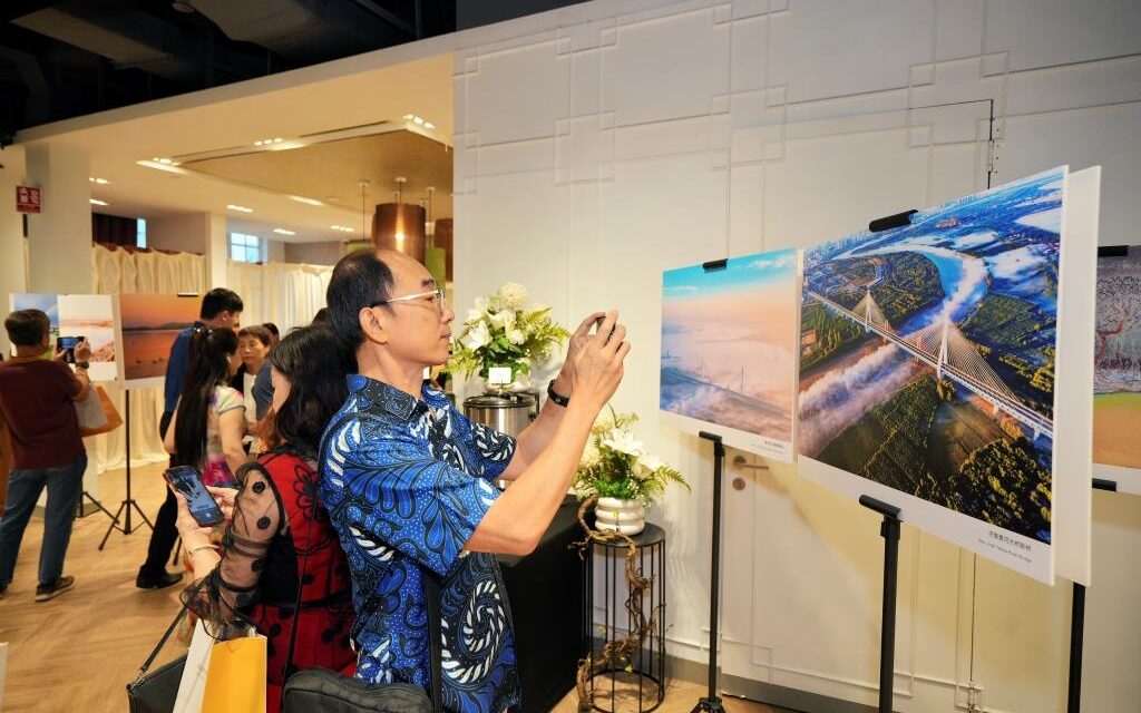 Pameran Seni Kaligrafi, Lukisan, dan Fotografi Bertema “Dialog dengan Gunung Que dan Hua” Resmi Dibuka di Singapura