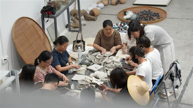 Dari Luohang Art Bazaar ke Perjalanan Seni: Menghidupkan Kembali Komunitas Melalui Seni