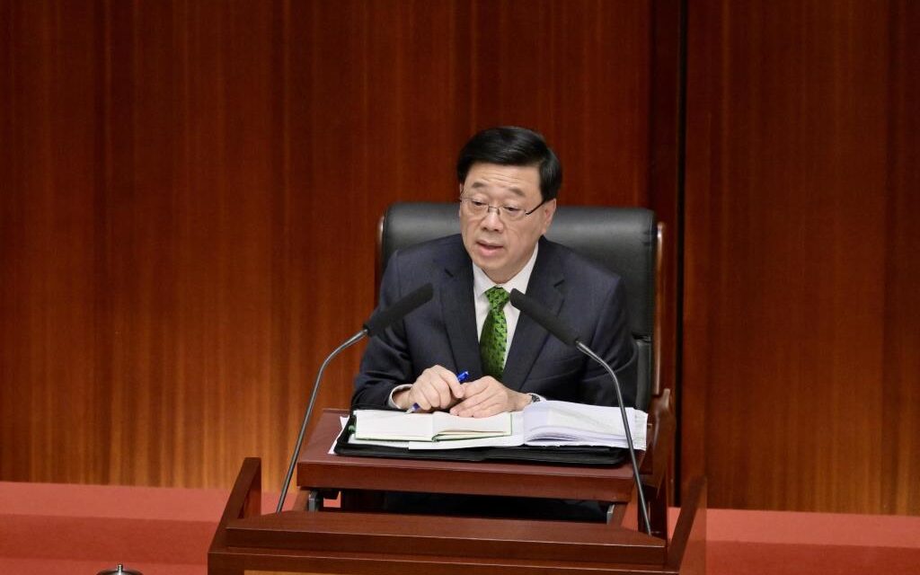 Pengarahan Kebijakan oleh Ketua Eksekutif Daerah Administratif Khusus Hong Kong, John Lee: Membangun Pusat Internasional untuk Bisnis, Investasi, dan Industri Baru