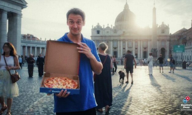 Domino’s Antar Pizza Paling Kontroversial di Dunia Lewat Pintu Suci Basilika Santo Petrus
