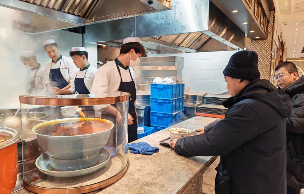 Dari Tepian Sungai Kuning ke Meja Makan di Seluruh Dunia: Lanzhou Beef Noodles Mendapat Transformasi melalui Fusi Lintas Industri